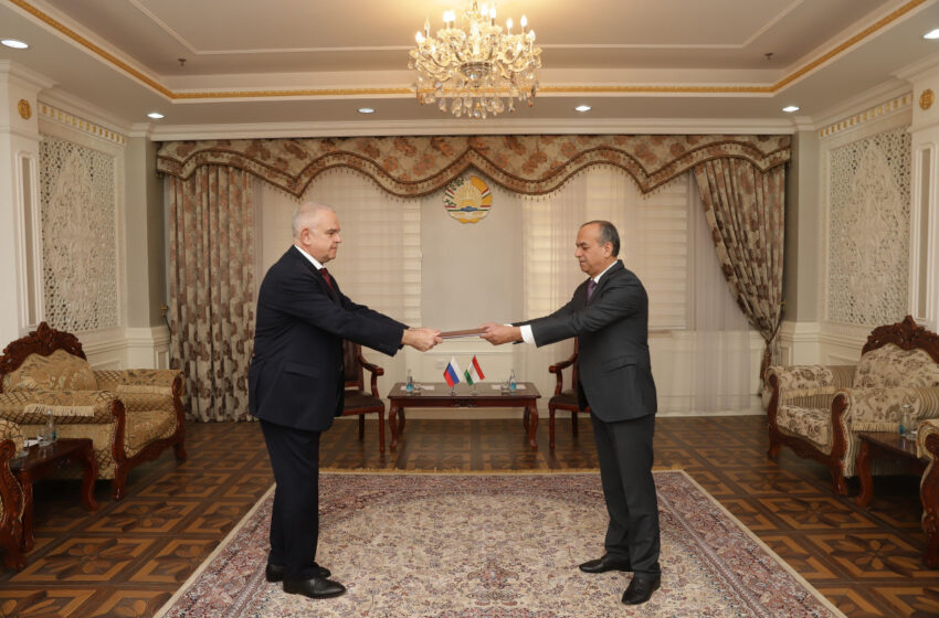  سفير روسيا يقدم نسخة من أوراق اعتماده لنائب وزير خارجية جمهورية طاجيكستان