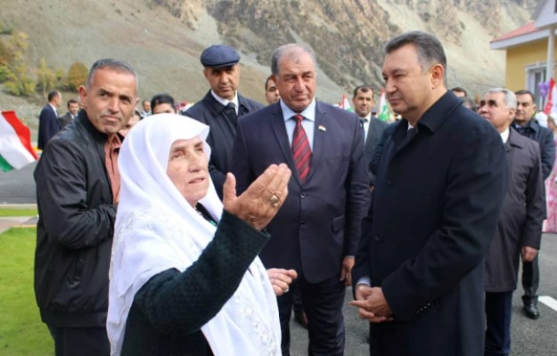  رئيس وزراء جمهورية طاجيكستان يفتتح أول نفق طريق على طريق كلااب – قلعئ- خوم.