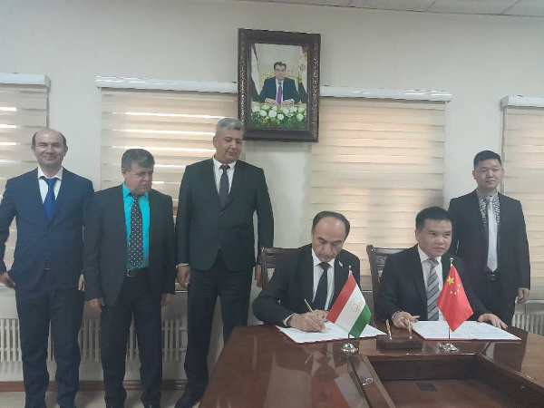 وزارة النقل وشركة فيوشو للسكك الحديدية الصينية توقعان عقدًا لبناء أربعة أقسام من الطرق في شمال طاجيكستان
