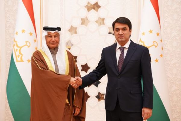  رئيس المجلس الوطني لجمهورية طاجيكستان رستم إمام علي مع رئيس الاتحاد الدولي للسباحة حسين المسلم