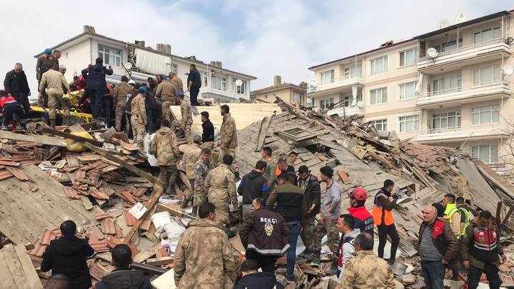  في مدينة ملاطية التركية ، انتشل رجال الإنقاذ 32 ناجًا من تحت الأنقاض