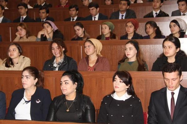  خصصت الجامعات الأوروبية والأمريكية منحًا دراسية لمواطني طاجيكستان