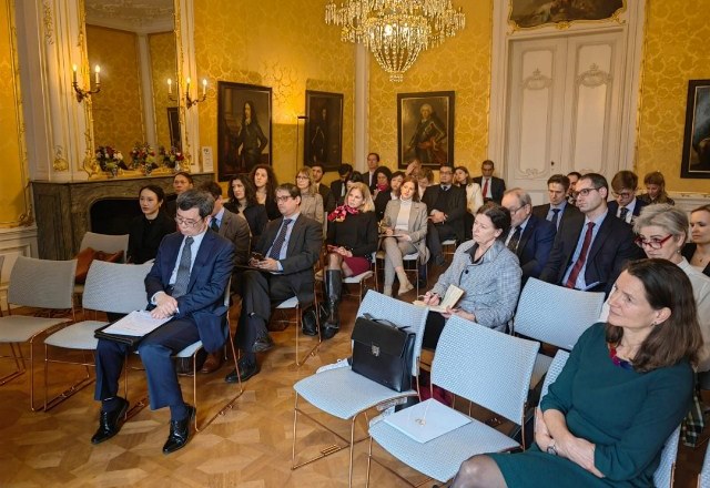 يتم بناء بيوت بلاستيكية وحدائق مكثفة في محافظة ختلان بالتعاون مع البنك الأوروبي للإنشاء والتعمير