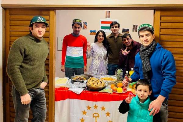 لموظفون الحكوميون في طاجيكستان يعرفون ثقافة الأمة الطاجيكية في بيبو باليابان