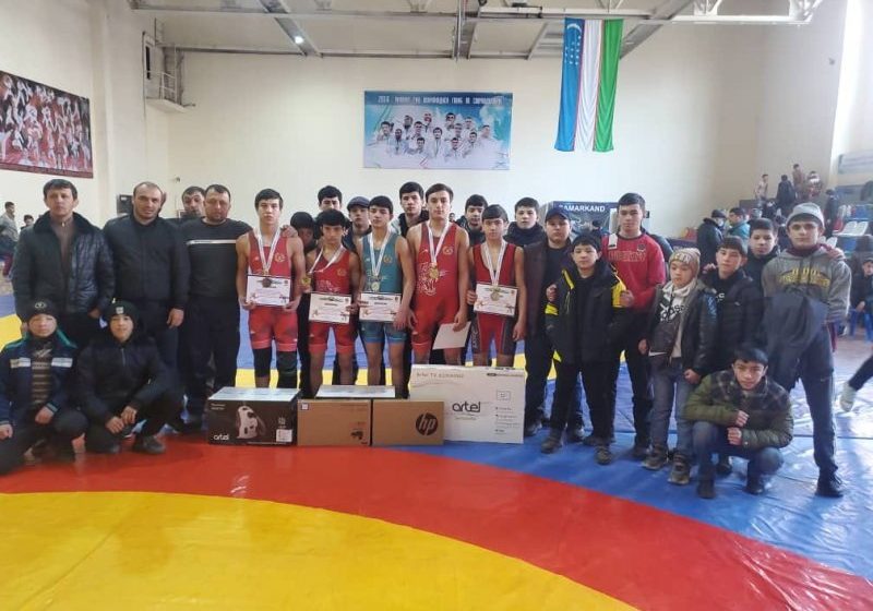  فوز المصارعون الطاجيك بميداليتين ذهبيتين في أوزبكستان
