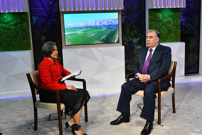 إمام علي رحمان، رئيس جمهورية طاجيكستان يجري مقابلة مع مراسلة تلفزيون الأمم المتحدة