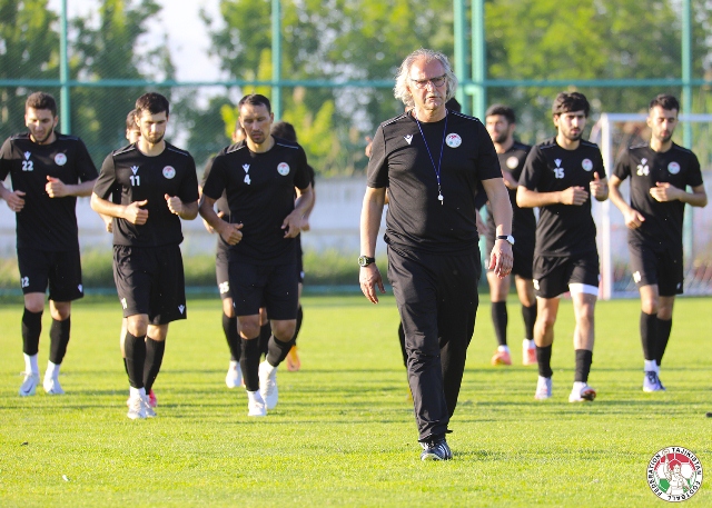 كرة القدم. بيتر سيجيرت ، المدير الفني لمنتخب طاجيكستان لكرة القدم ، يعلن عن تشكيل منتخب بلادنا للمباراة الودية ضد الإمارات والكويت