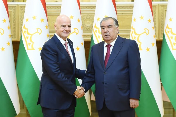 رئيس جمهورية طاجيكستان ، إمام علي رحمان يستقبل رئيس الفيفا ، السيد جياني إنفانتينو ورئيس الاتحاد الآسيوي لكرة القدم سلمان بن إبراهيم آل خليفة