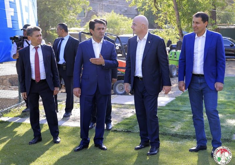 رستم إمام علي وجياني إنفانتينو يتفقدان بناء المركز الفني لاتحاد كرة القدم في طاجيكستان في إقليم ورزاب