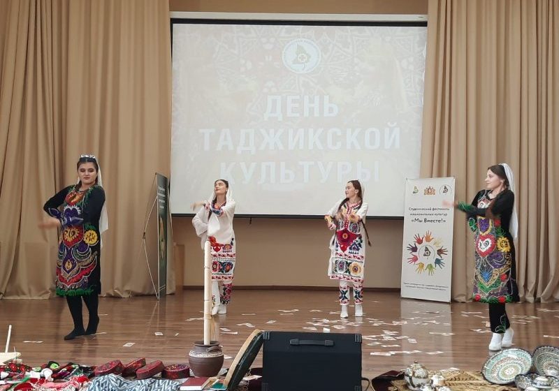  قدم طلاب من طاجيكستان ثقافة وطنية غنية في مهرجان “نحن معا”