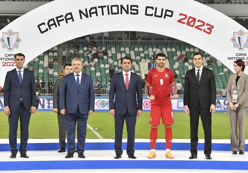 رئيس اتحاد آسيا الوسطى لكرة القدم رستم إمام علي يشارك في حفل تسليم كأس أمم اتحاد آسيا الوسطى لكرة القدم