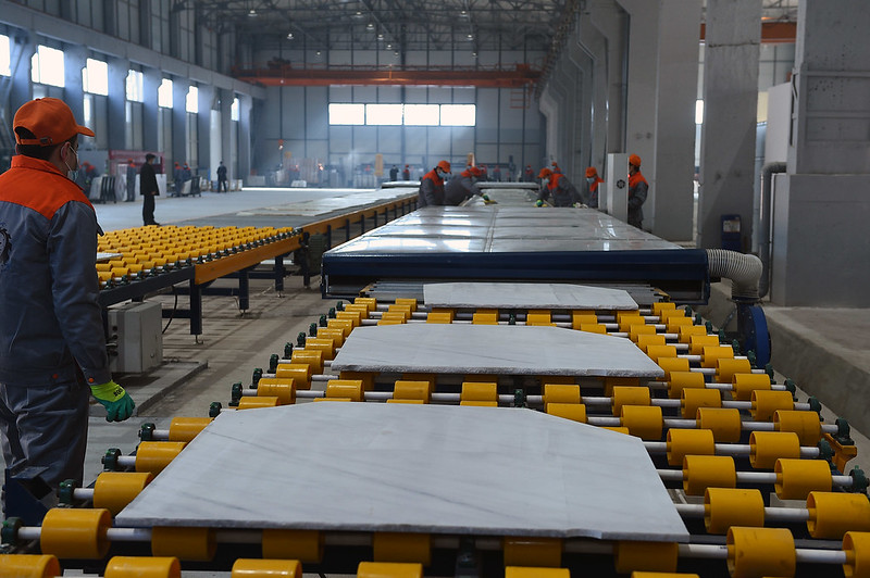  بحث موضوع بناء المؤسسات الصناعية في منطقة ختلان بمشاركة رأس المال الصيني