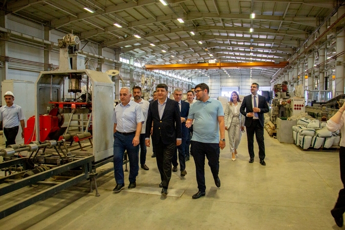  الوفد الطاجيكي يتعرف على نشاط المجمعات الصناعية في أذربيجان