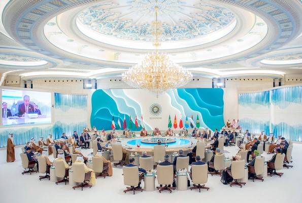  إمام علي رحمان رئيس جمهورية طاجيكستان شارك وألقى كلمة في الاجتماع الأول لرؤساء دول آسيا الوسطى والدول العربية في منطقة الخليج