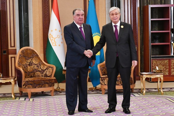  رئيس جمهورية طاجيكستان ، إمام علي رحمان يلتقي وناقش مع رئيس جمهورية كازاخستان قاسم جومارت توكاييف