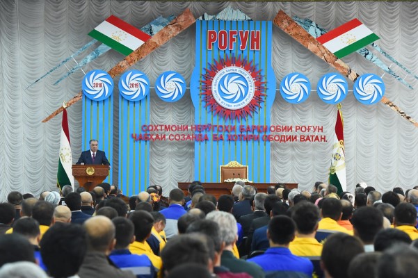  رئيس الدولة إمام علي رحمان يلتقي بقادة ومتخصصين في محطة “راغون” للطاقة الكهرومائية ونشطاء من مدينة راغون