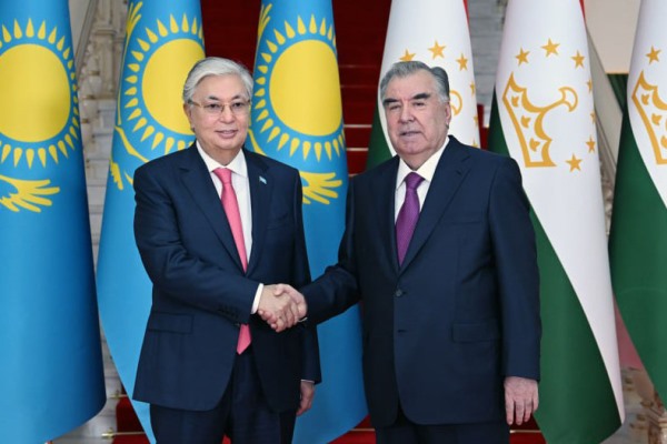  رئيس جمهورية طاجيكستان إمام علي رحمان يلتقي ، مع رئيس الجمهورية كازاخستان، فخامة قاسم جومارت توكاييف