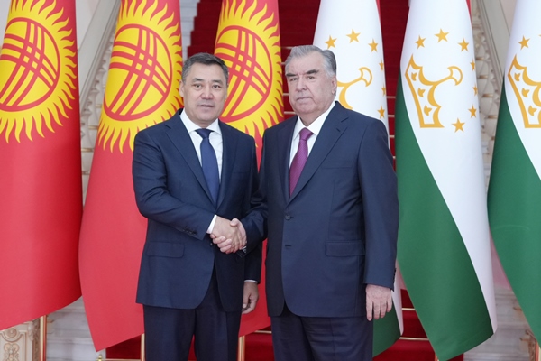  رئيس جمهورية طاجيكستان إمام علي رحمان يجتمع  مع رئيس جمهورية قيرغيزستان صدر جباروف