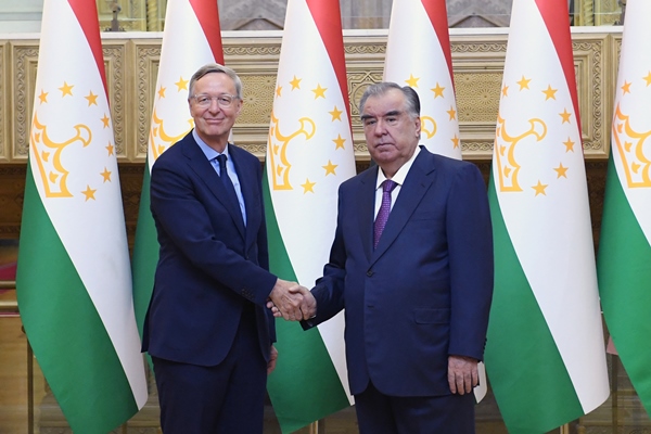 زعيم الأمة إمام علي رحمان يستقبل مايكل هارمز المدير التنفيذي للجنة الاقتصادية الشرقية لألمانيا