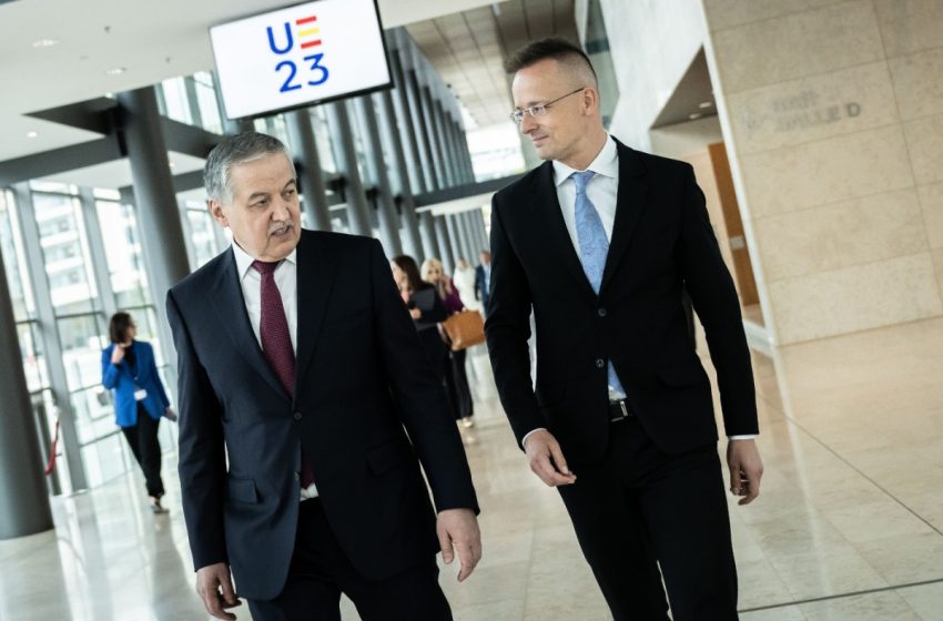  لقاء وزير خارجية جمهورية طاجيكستان سراج الدين مهر الدين مع وزير الخارجية والتجارة المجري بيتر سيارتو