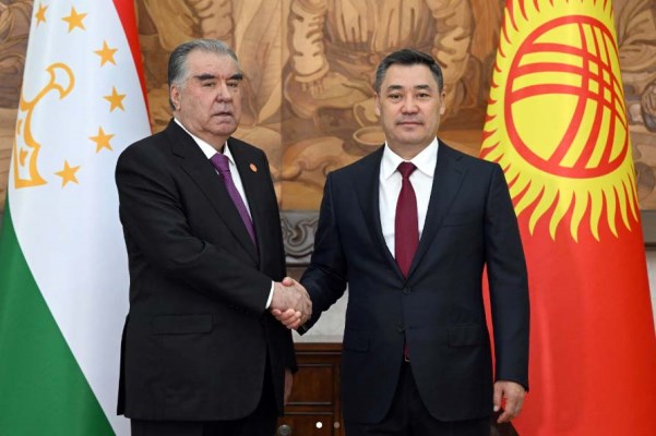  التقى فخامة الرئيس إمام علي رحمان رئيس جمهورية طاجيكستان برئيس جمهورية قيرغيزستان صدير جباروف