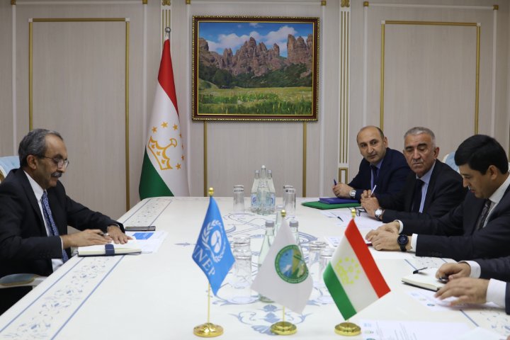  لقاء  رئيس إدارة العلاقات الدولية لبرنامج الأمم المتحدة لحماية البيئة في نيويورك، جميل أحمد، مع رئيس لجنة حماية البيئة التابعة لحكومة جمهورية طاجيكستان بهادور شيرعلى زاده