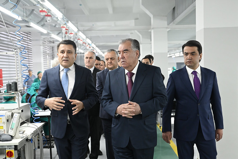  رئيس  جمهرية  طاجيكستان  إمام علي رحما ن يفتتح  7 مؤسسات صناعية كبيرة بأكثر من 4000 فرصة عمل في دوشنب.