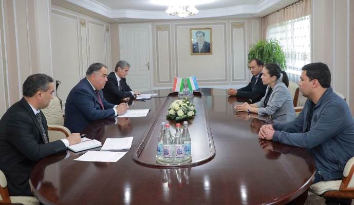  رجباي أحمدزاده  يلتقي  بمجموعة من رواد الأعمال من جمهورية أوزبكستان
