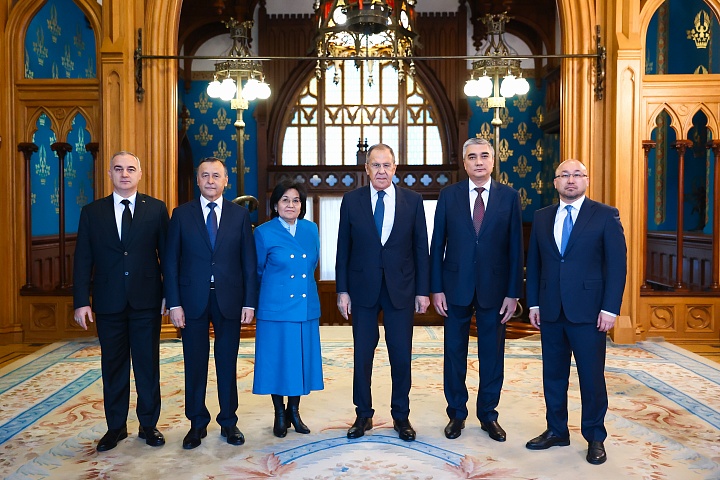  لقاء السفير الطاجيكي مع وزير خارجية روسيا الاتحادية سيرغي لافروف