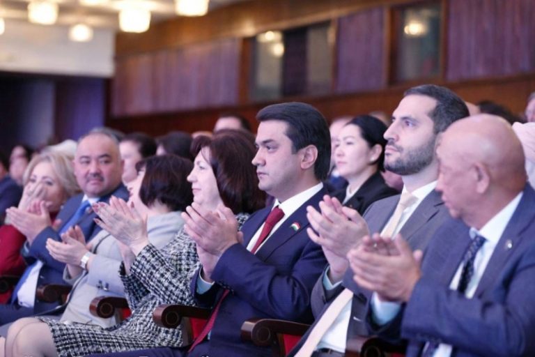  مشاركة رئيس المجلس الوطني التابع للمجلس العالي لجمهورية طاجيكستان و رئيس مدينة دوشنبه رستم إمام علي في المؤتمر الدولي المخصص للذكرى الخامسة والتسعين لجنكيز أيتماتوف