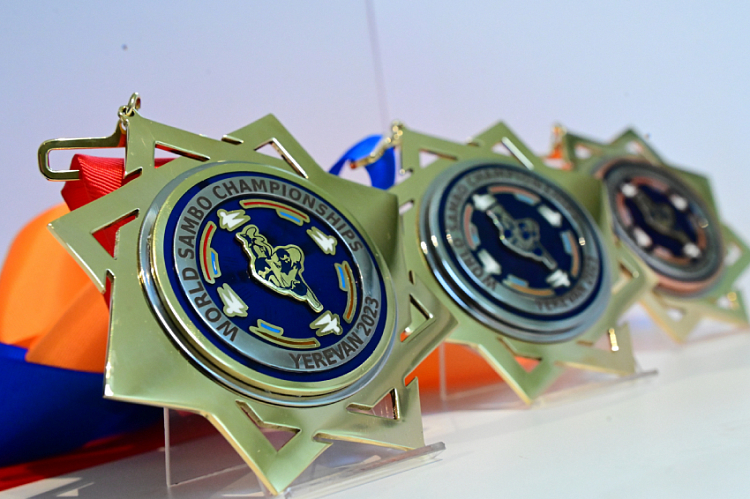  يعود المصارعون الطاجيك إلى وطنهم بثلاث ميداليات برونزية من بطولة العالم للسامبو