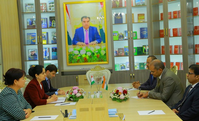  مناقشة تعاون الجامعة الدولية للغات الأجنبية في طاجيكستان مع المؤسسات الهندية