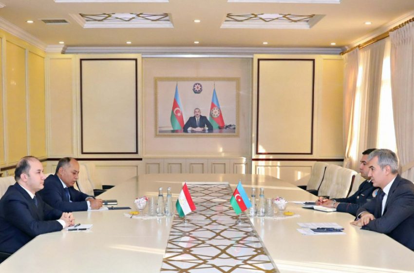  اجتماع سفير جمهورية طاجيكستان لدى جمهورية أذربيجان مع رئيس دائرة الهجرة الحكومية لجمهورية أذربيجان