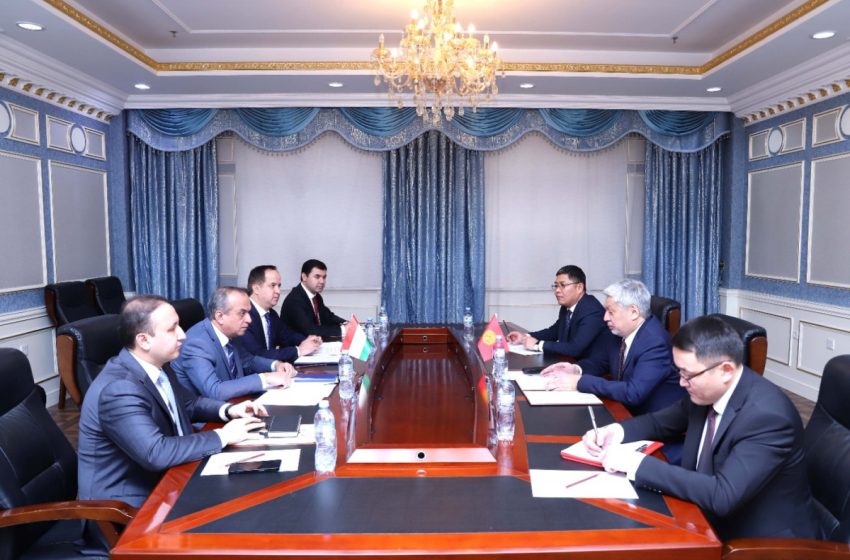  نائب وزير خارجية جمهورية طاجيكستان  يلتقي  مع السفير فوق العادة والمفوض لجمهورية قيرغيزستان لدى جمهورية طاجيكستان