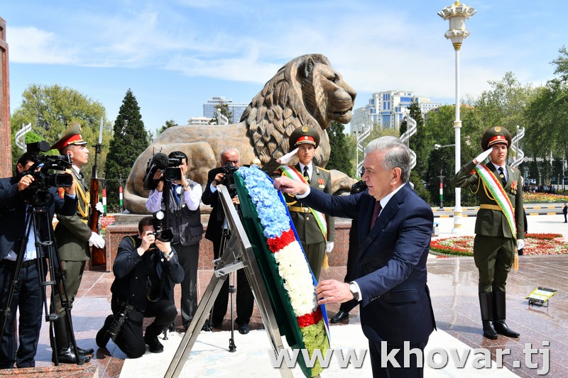  فخامة الرئيس شوكت ميرضياييف رئيس جمهورية أوزبكستان يضع إكليلاً من الزهور على قاعدة تمثال إسماعيل ساماني