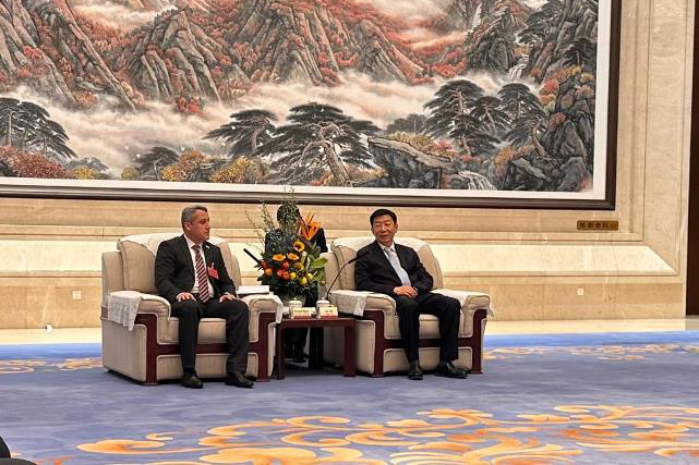  Farhod Vosidiyon and the Governor of Shaanxi Province Zhao Gang discusses issues of biletaral cooperation