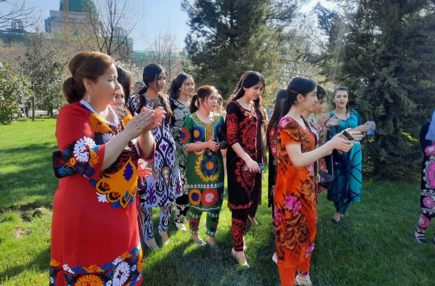  “تاجیکانه می پوشیم”: کمپین تبلیغاتی در دوشنبه برگزار شد