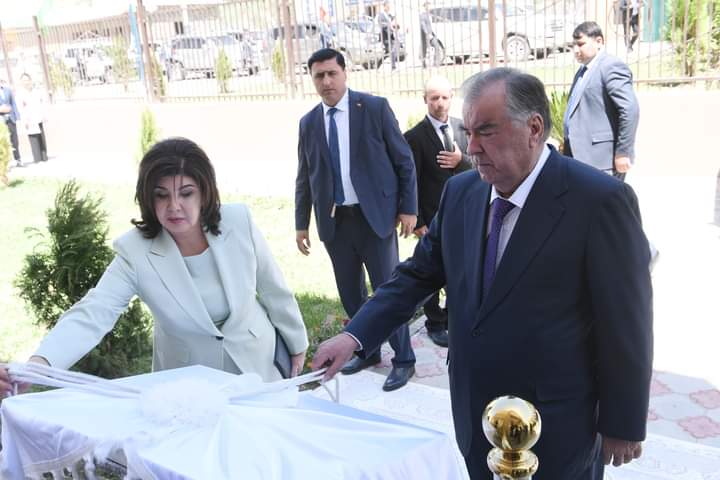 رئیس جمهور تاجیکستان امامعلی رحمان ساختمان اداری آژانس کار، مهاجرت و اشتغال جمعیت در ناحیه راشتقلعه را افتتاح کردند