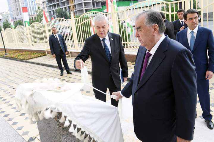  پیشوای ملت امامعلی رحمان ساختمان آموزش متوسطه عمومی شماره 53 را در ناحیه اسماعیل سامانی شهر دوشنبه افتتاح کردند