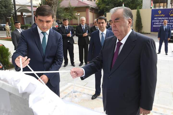  امامعلی رحمان رئیس جمهور کشور مؤسسه پیش دبستانی شماره 40 را در ناحیه اسماعیل سامانی شهر دوشنبه افتتاح کردند