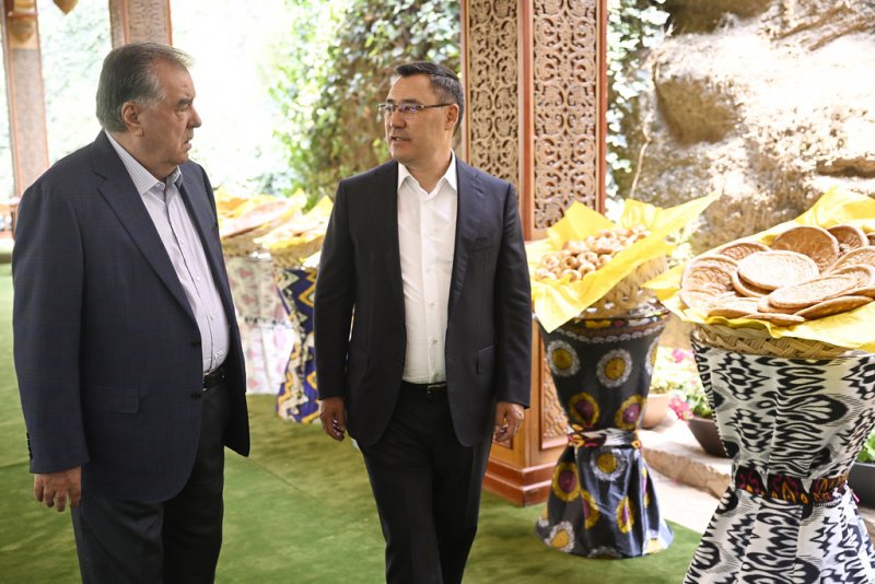 روسای جمهور تاجیکستان و قرقیزستان، امامعلی رحمان و صدر جپاراف از بوستان سرای حومه شهر دوشنبه موسوم به “تکاب” بازدید کردند