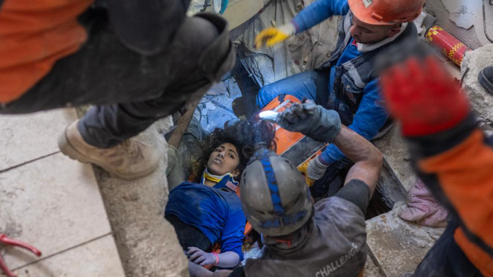  Турецкие шахтеры извлекли из-под завалов 16-летнюю Мельду Адтас