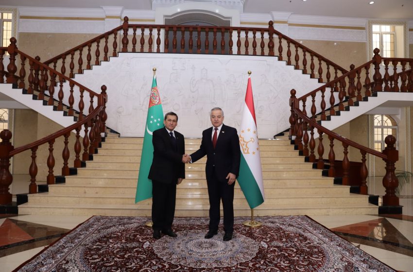  Сироджиддин Мухриддин провел встречу с министром иностранных дел Туркменистана Рашидом Мередовым