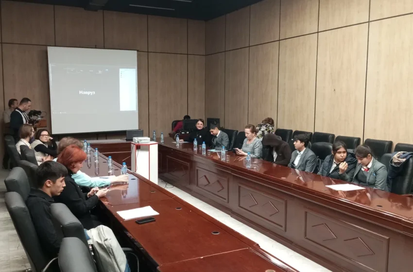  В Русском доме в Душанбе на встрече со школьниками представили иллюстрированную историю отношений России и Таджикистана