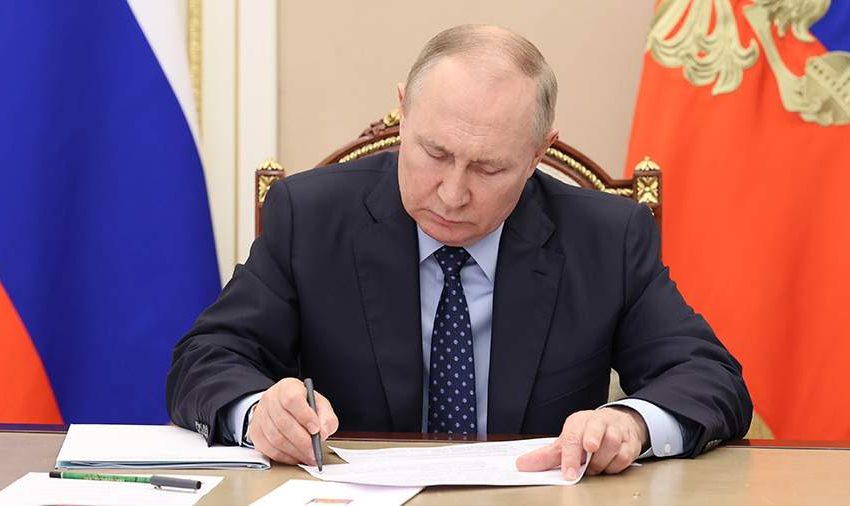  Путин подписал закон об аресте имущества релокантов за правонарушения за рубежом