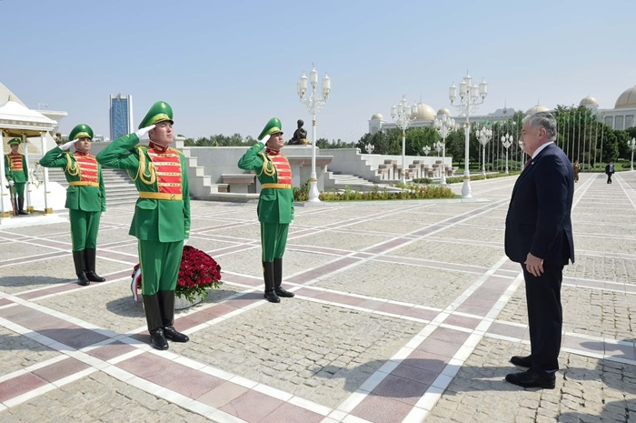  Возложение венка к Монументу Независимости Туркменистана в Ашхабаде