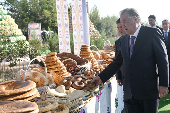  Посещение выставки сельскохозяйственной продукции, народных ремёсел и национальных блюд в городе Вахдате
