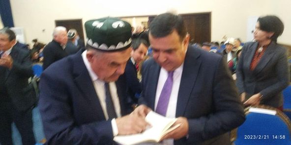 Дар Узбекистон маҷмӯи мақолаҳои адибони тоҷик рӯнамоӣ шуд