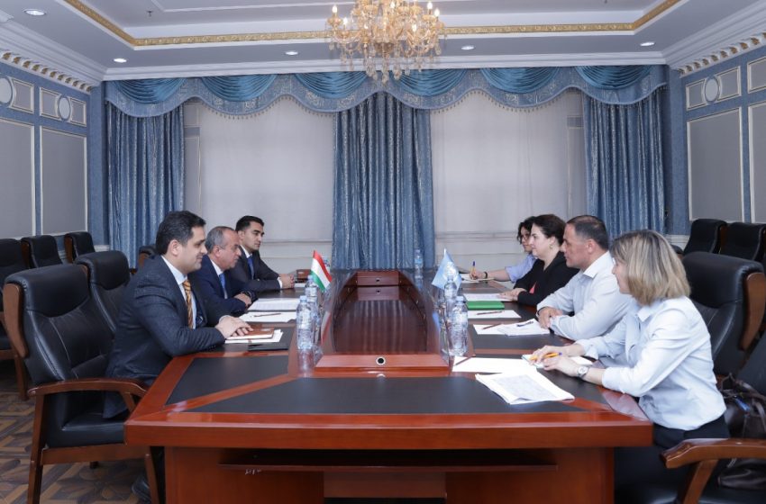  Содиқ Имомӣ ва Элиза Фернандес Саенс баробарии гендерӣ ва тавсеаи ҳуқуқу имкониятҳои занонро баррасӣ намуданд