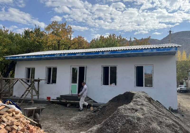  Исфара шаҳрида чегарадаги можаролар натижасида вайрон бўлган уй-жойларни қуриш ва реконструкция қилиш ишлари жадал давом этмоқда